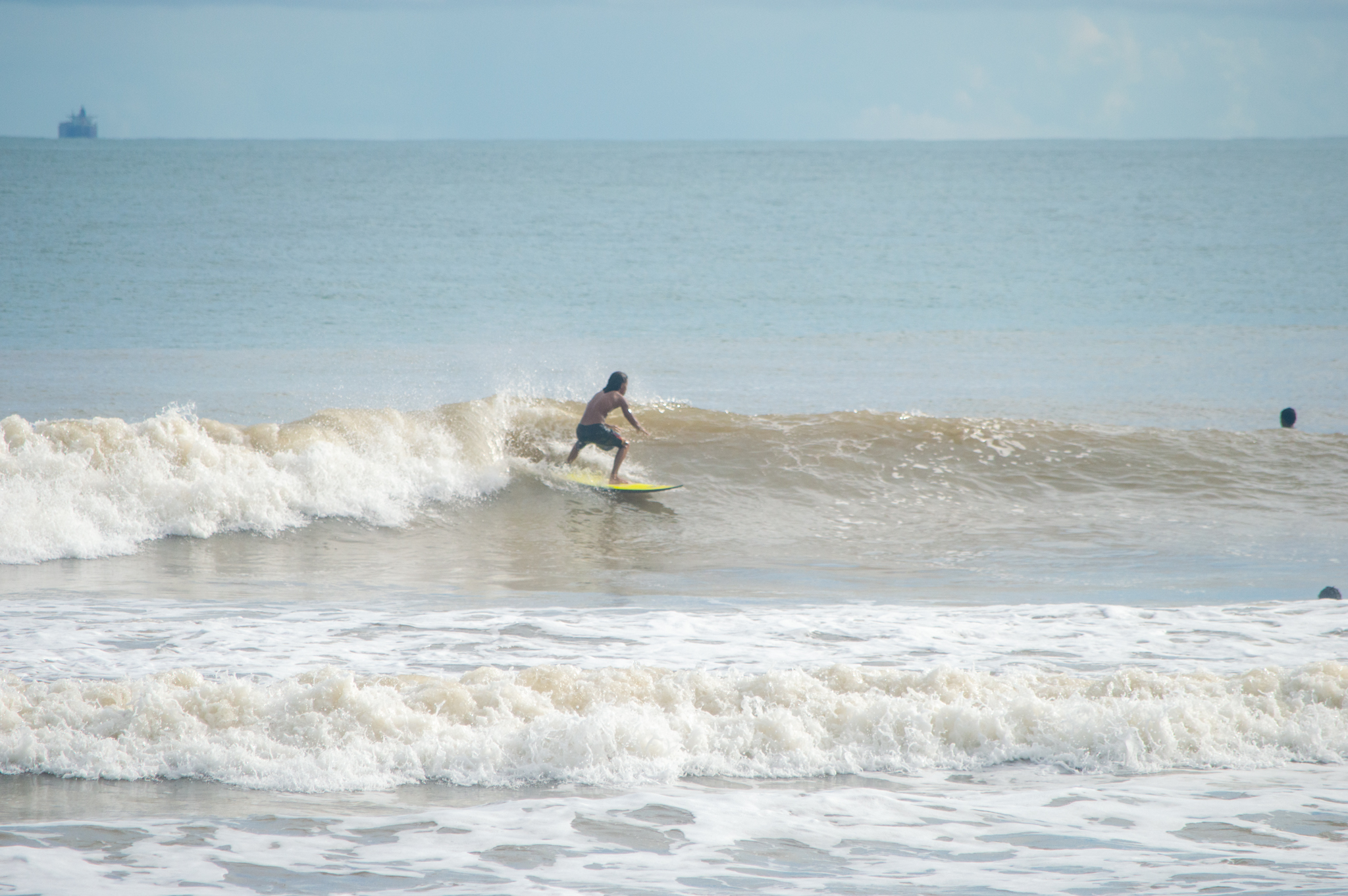 Criança surfando no Olho d'Água, São Luís do Maranhão — escola de surf MSV