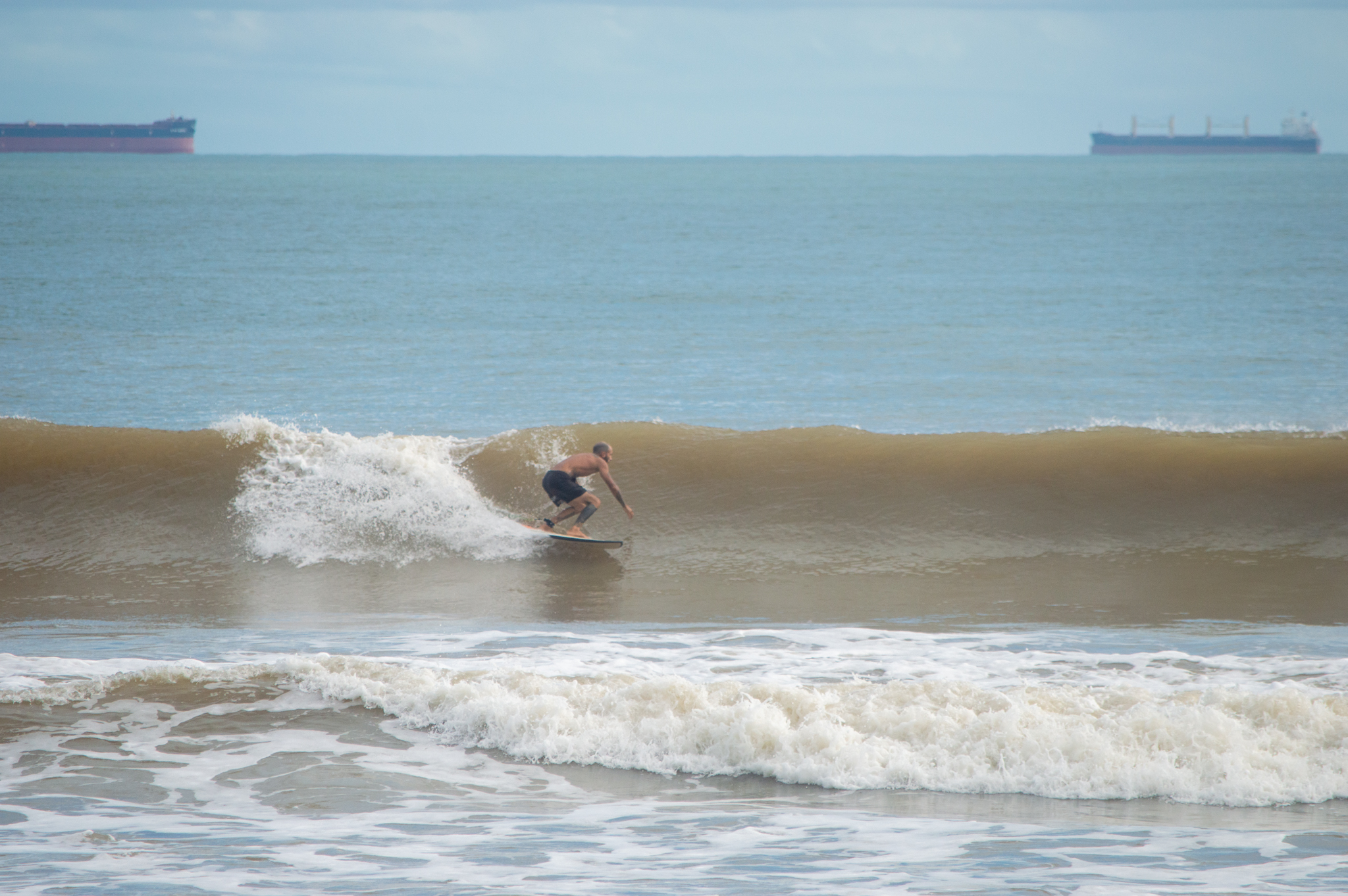 Surfista local no Olho d'Água em São Luís do Maranhão